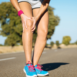 Image of a runner holder her knee